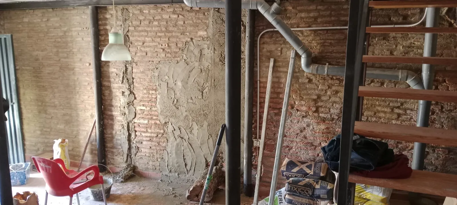 Enlucido y pintura de la planta baja — Antes